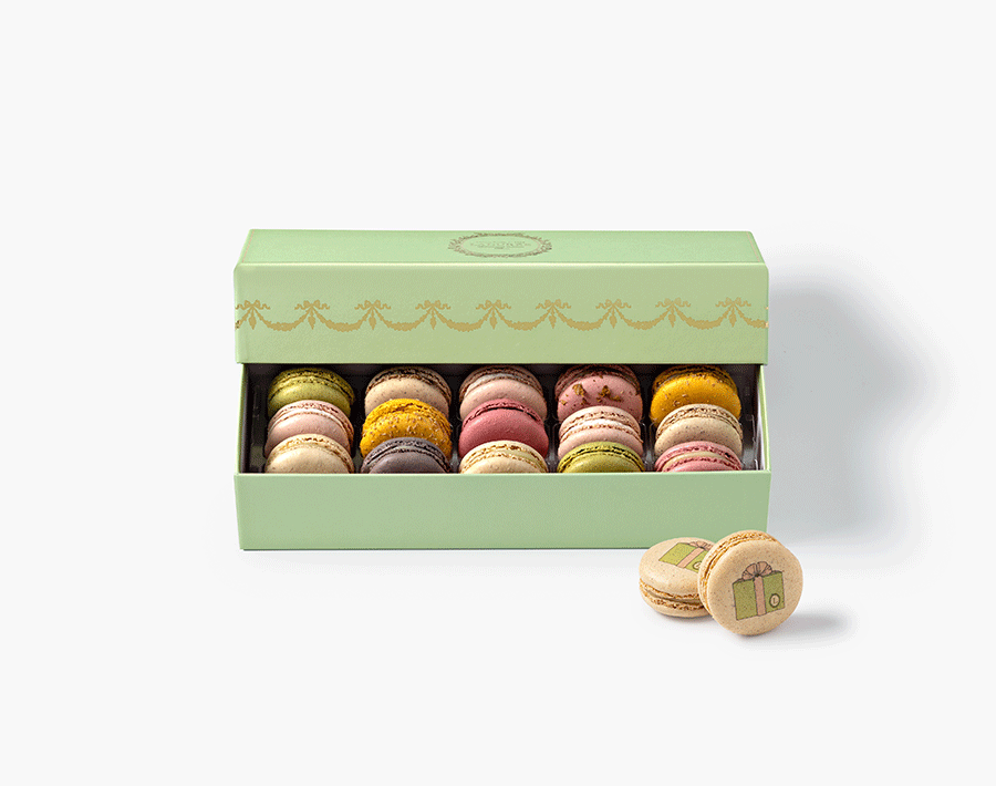 Celebrating a new year? Wish your guests a happy birthday with our boxed set of 15 macaroons featuring the Maison's iconic fragrances, three of which are beautifully decorated.