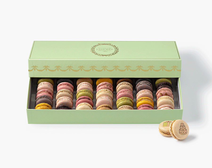 Une nouvelle année à célébrer ? Souhaitez un joyeux anniversaire tout en gourmandise avec notre coffret de 35 macarons assortis des parfums iconiques de la Maison dont cinq imprimés d'un joli décor pour l'occasion.