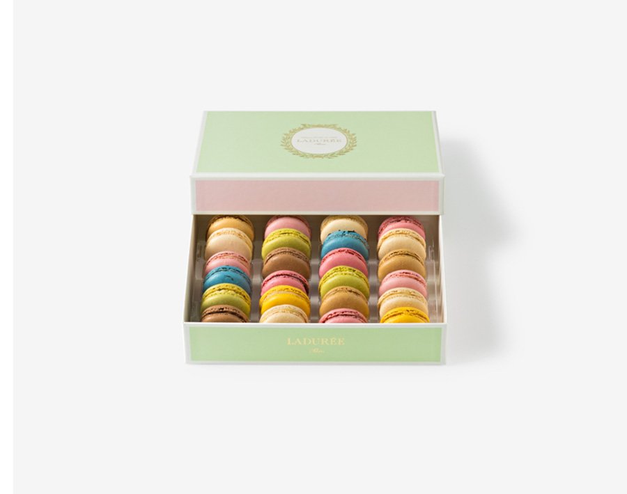 Discover our "Aquarelle" box of 24 macarons to compose as you wish. The box features the House's pastel colors: green, pink and blue.