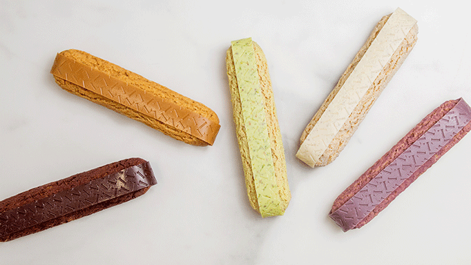 Discover our eclair collection : pistachio, caramel, vanilla, chocolate and blackburrant.