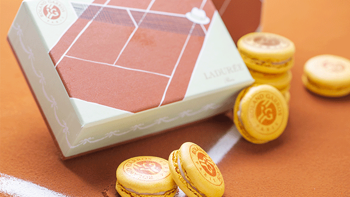 Discover our exclusive Roland Garros assortment box. Inside, the lime galanga macaron printed with the Roland Garros logo.