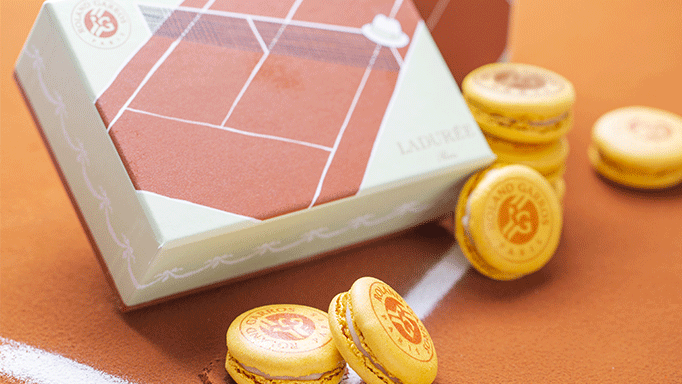 Découvrez notre coffret assortis Roland Garros composé d'un assortiment exclusif. A l'intérieur, le macaron citron vert galanga imprimé du logo Roland Garros.