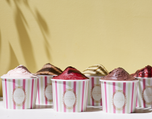 Découvrez notre assortiment de nos 6 parfums de glaces et sorbets: vanille, chocolat, framboise, caramel, pistache, rose. Crédits photo : Pierre Monetta.