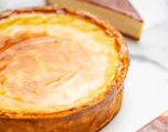 Let yourself be tempted by the iconic Ladurée flan, available as a 4-part dessert.
