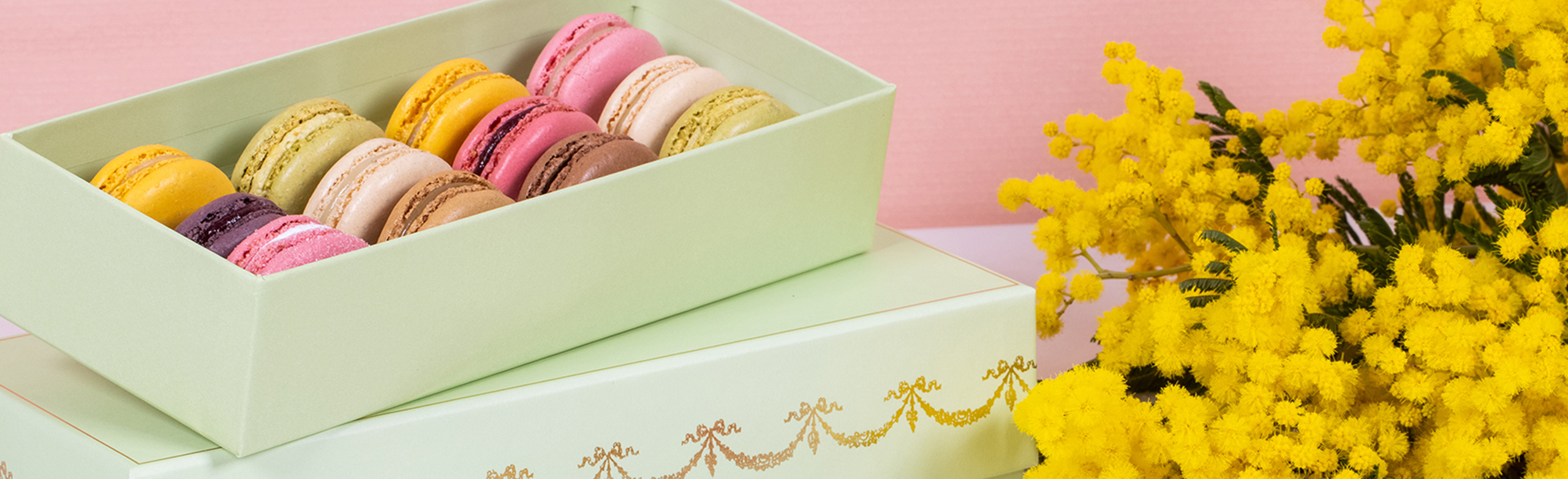 Our macarons gift boxes delivered in 24hours