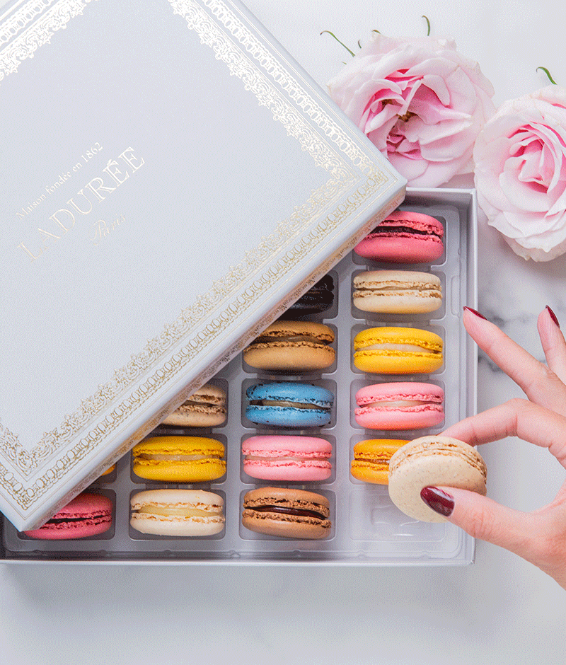 Box of 24 gray macaroons adorned with a silver frieze in homage to Napoleon III.