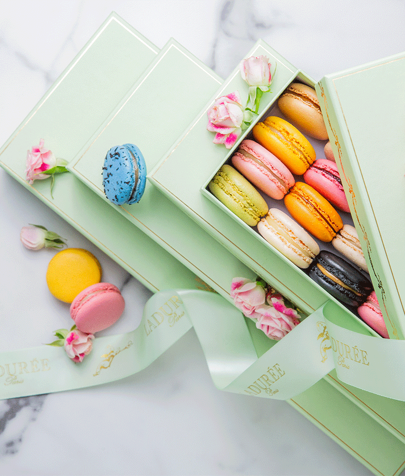 Emblematic Intemporel green box of 30 macarons.