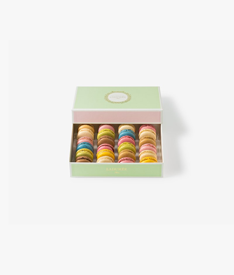Découvrez notre coffret "Aquarelle" de 24 macarons à composer selon vos envies. Ce coffret reprend les couleurs pastels de la Maison : vert, rose et bleu.