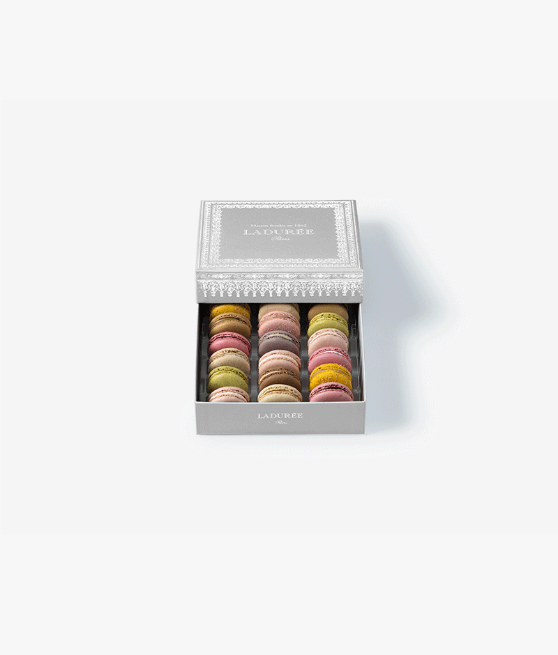 Succombez pour notre coffret Napoléon III gris de 18 macarons disponible en assortiment ou à composer selon vos envies.