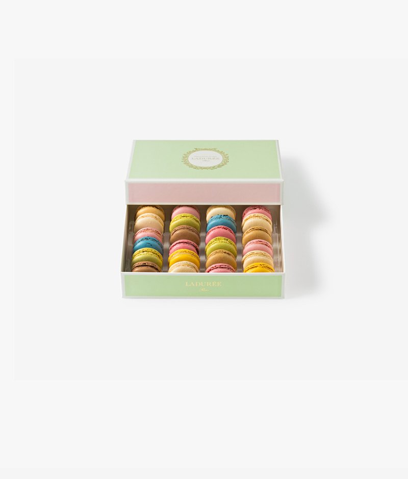 Découvrez notre coffret "Aquarelle" de 24 macarons à composer selon vos envies. Ce coffret reprend les couleurs pastels de la Maison : vert, rose et bleu.