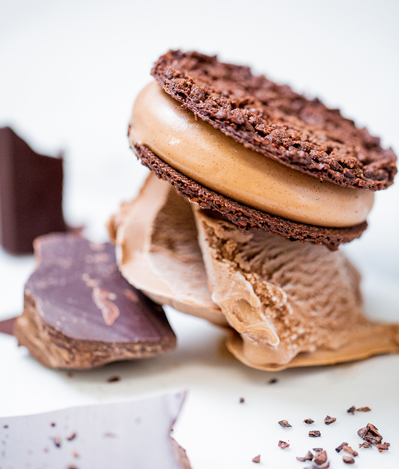 Venez découvrir notre plaisir glacé gout chocolat: Streusel au cacao saupoudré de grué de cacao, garni d’une glace chocolat noir Macaé 62% et d’un caramel au Macaé. Crédits photo : Pierre Monetta.