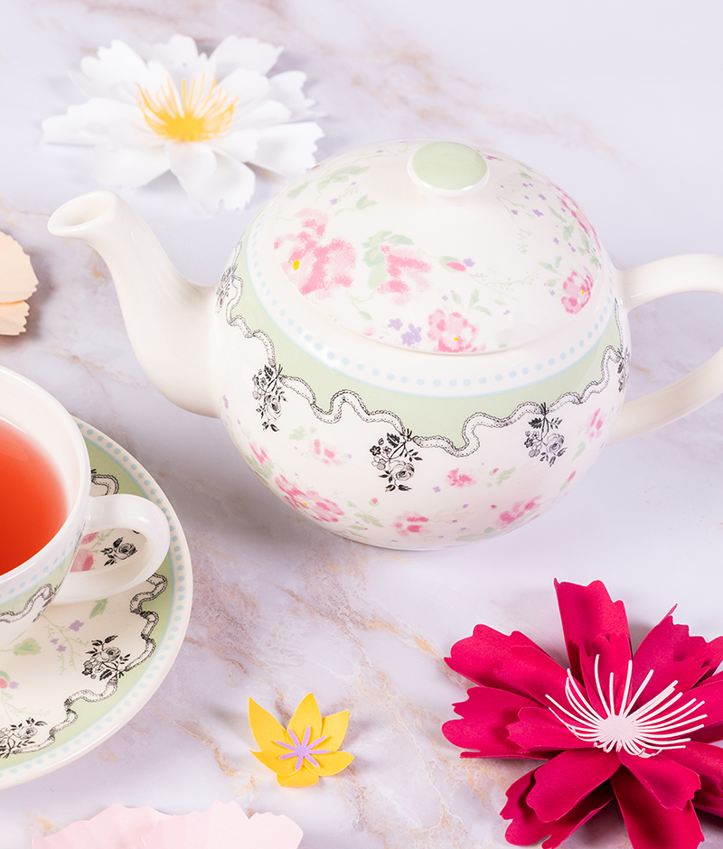 For its 160th anniversary, Ladurée invited Gien to develop an earthenware collection. This collaboration brought together the shared values of the two Houses: the French art of living, elegance and gourmandise, presented in this teapot.