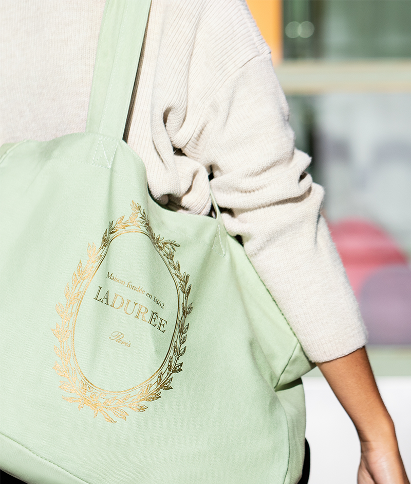 Découvrez le tote bag Ladurée, composé de coton biologique.