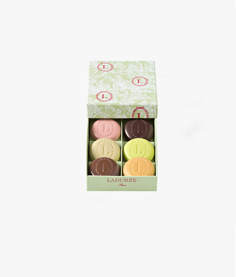 Un coffret de 6 Eugénie composé d'un assortiment classique : vanille, pistache, fleur d'oranger, chocolat, caramel et rose.