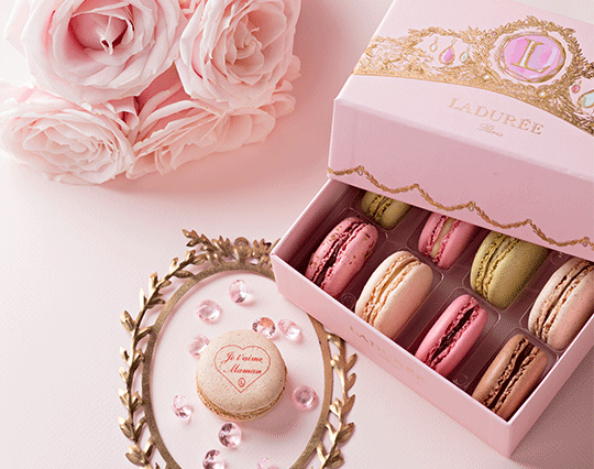 Discover the powder-pink "Tiara" box, topped with a gold crown and set with precious stones, to celebrate mothers with the sweetest declaration of love.