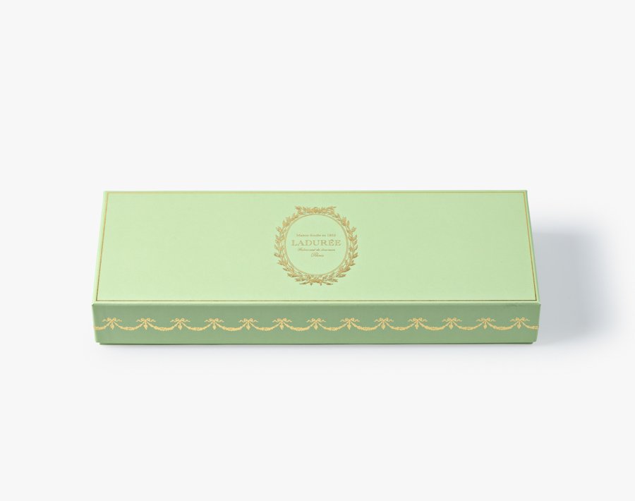 This great classic from the House is the perfect box to start a collection of our most beautiful Ladurée boxes. A box of macaroons available in several formats.
