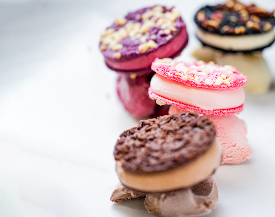 Découvrez notre assortiment de nos 4 plaisirs glacés: chocolat, cassis violette, Ispahan et vanille pécan. Crédits photo : Pierre Monetta.
