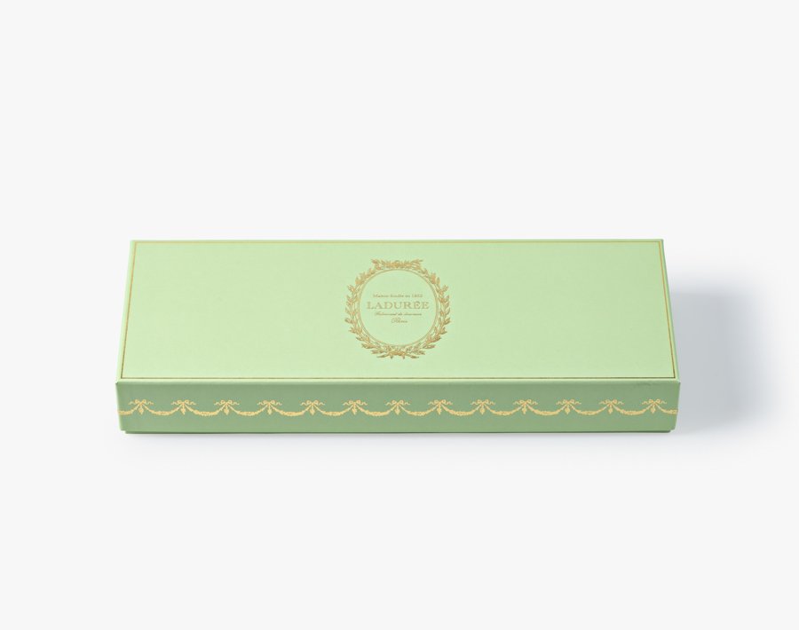 Ce grand classique de la Maison est le parfait coffret pour démarrer une collection de nos plus beaux écrins Ladurée. Coffret de macarons décliné en plusieurs formats.