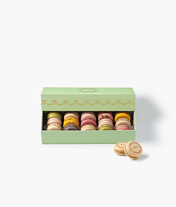 A farewell party? A thank you? Say "Thank you" with our boxed set of 15 macarons featuring the Maison's iconic fragrances, three of which are printed with a lovely message.