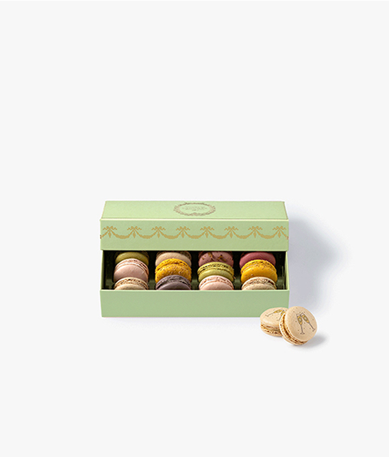 Une naissance à célébrer ? Des heureux mariés à féliciter ? Célébrez l'occasion avec notre coffret de 12 macarons assortis des parfums iconiques de la Maison dont trois imprimés d'un joli décor.