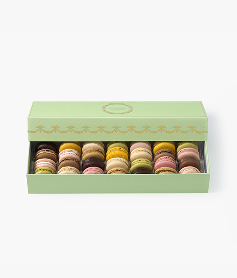 This great classic from the House is the perfect box to start a collection of our most beautiful Ladurée cases. Box of macaroons available in several formats