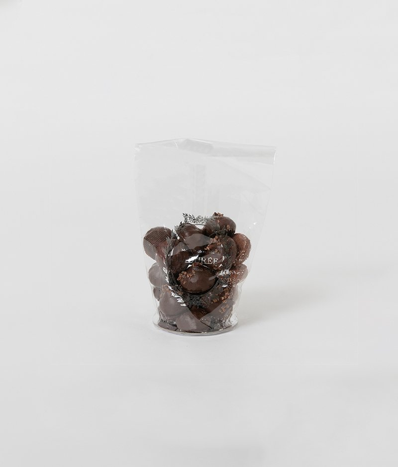 Assortiment de meringues à la noix de coco enrobées de chocolat au lait, meringues au cacao enrobées de chocolat noir et de meringues natures enrobées au chocolat noir.