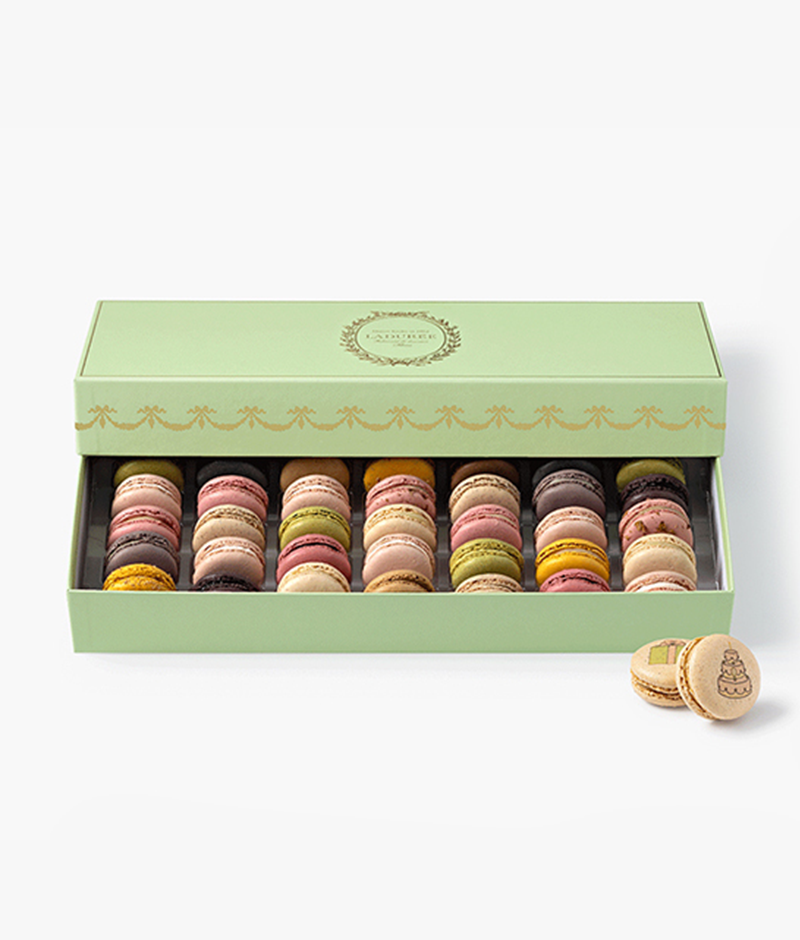 Celebrating a new year? Wish your guests a happy birthday with our box of 35 macarons featuring the Maison's iconic fragrances, five of which are beautifully decorated for the occasion.