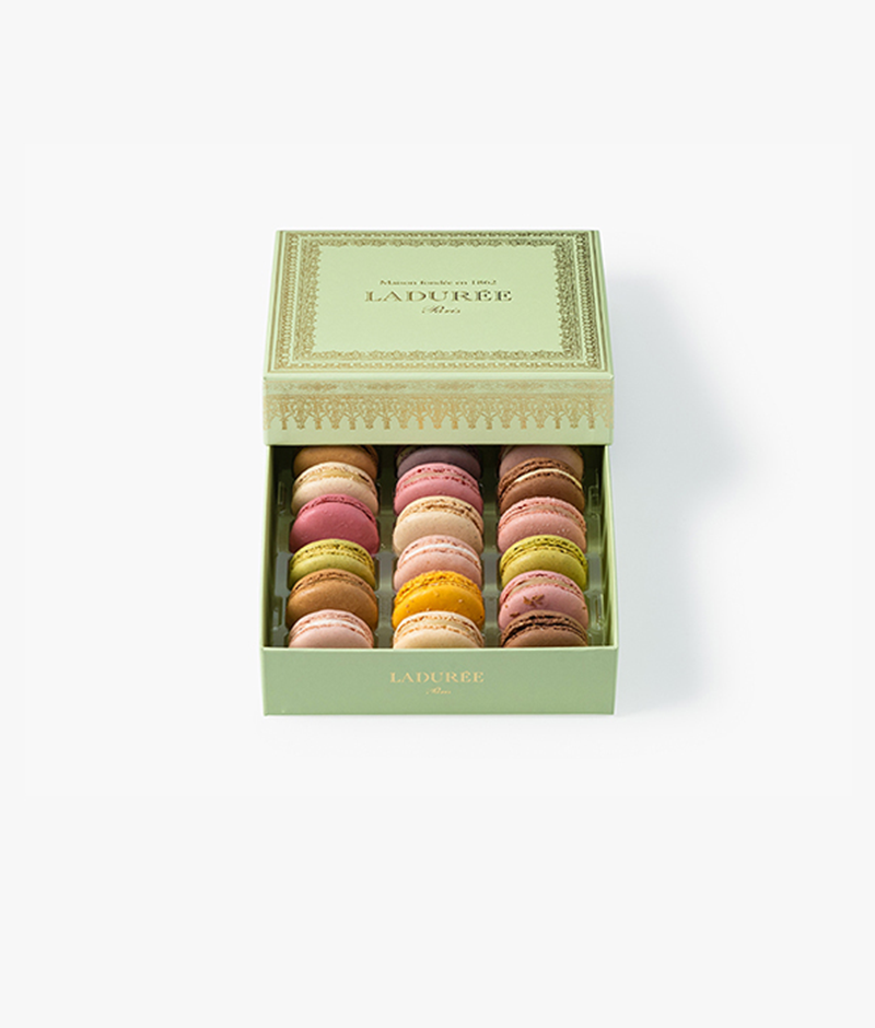 Box of 18 green macaroons adorned with a silver frieze in homage to Napoleon III.