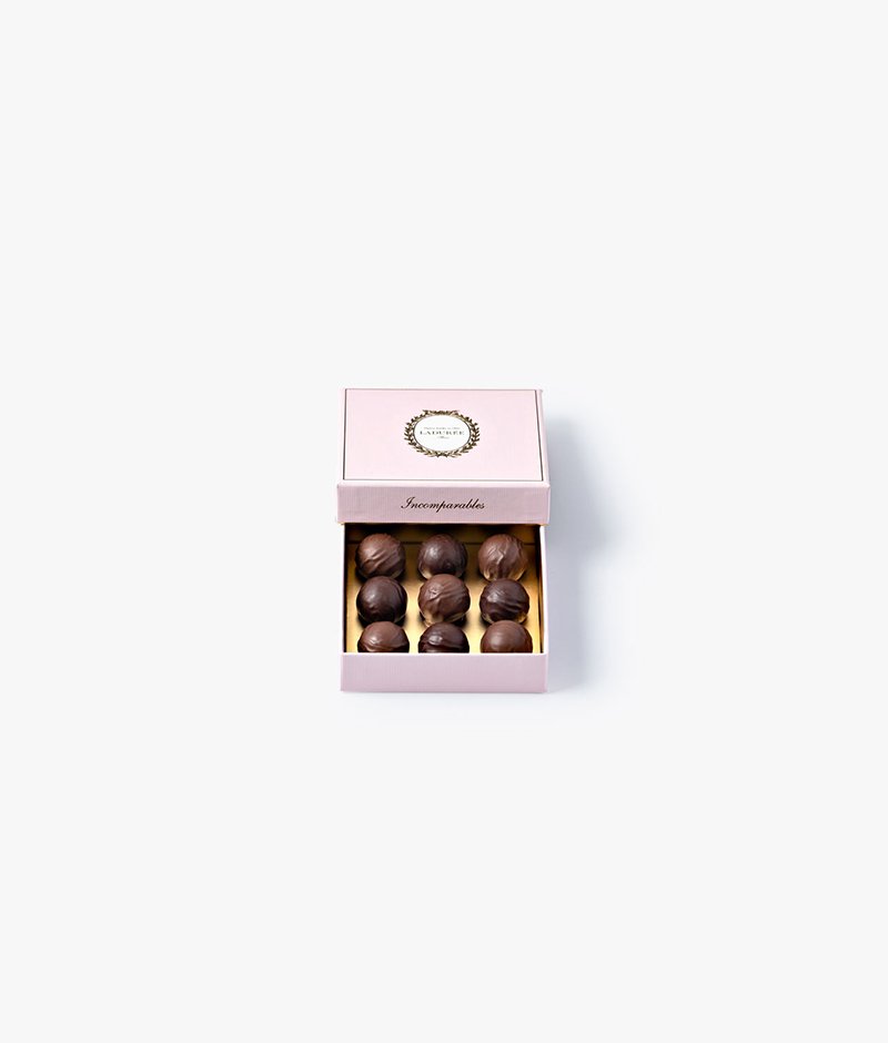This box contains five milk chocolate balls with milky notes and intense cocoa, enclosing a fleur de sel caramel, and four dark chocolate balls with fruity notes and intense cocoa, enclosing a fleur de sel caramel.