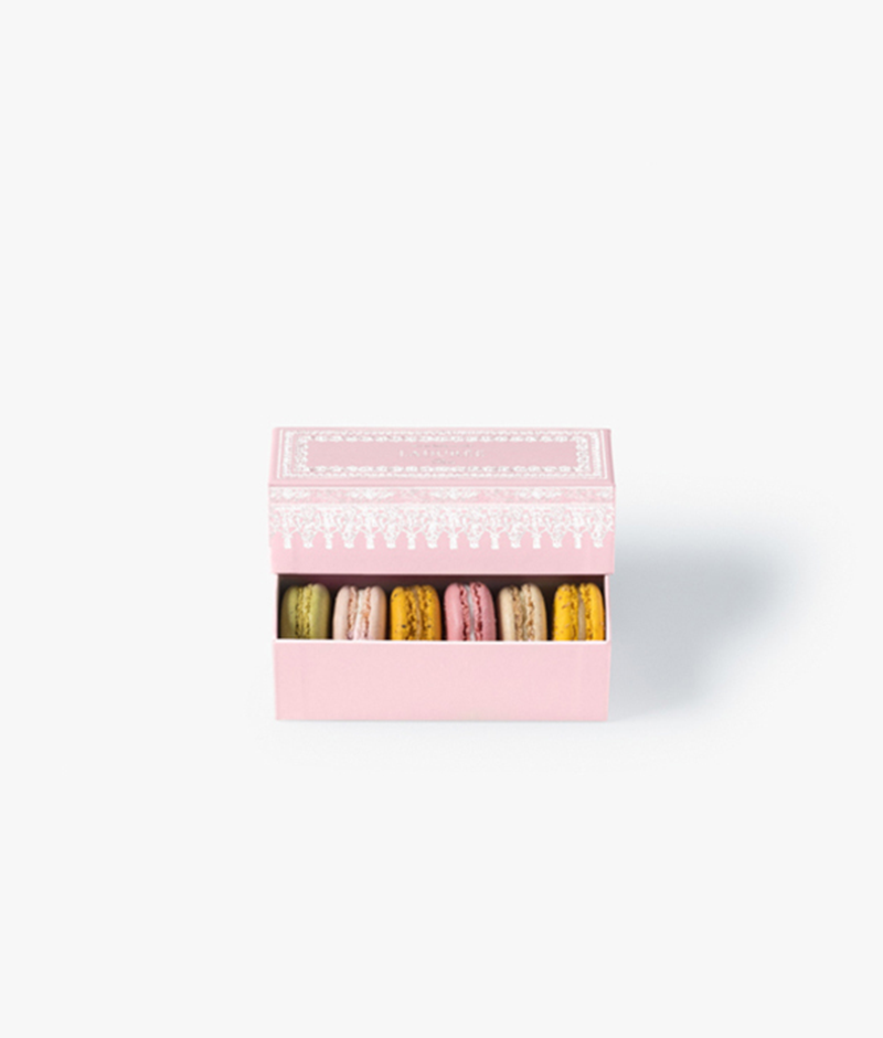 Pink ruler decorated with a silver frieze in homage to Napoleon Bonaparte, contains 6 macaroons.