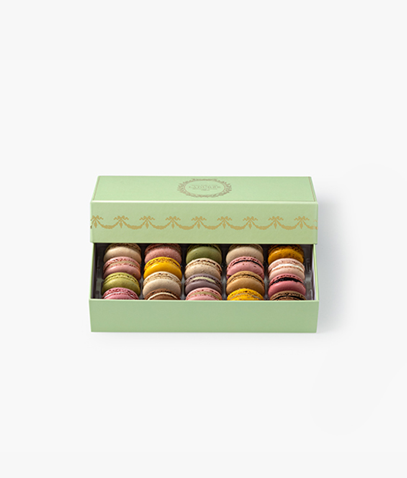 This great classic from the House is the perfect box to start a collection of our most beautiful Ladurée boxes. A box of macaroons available in several formats.