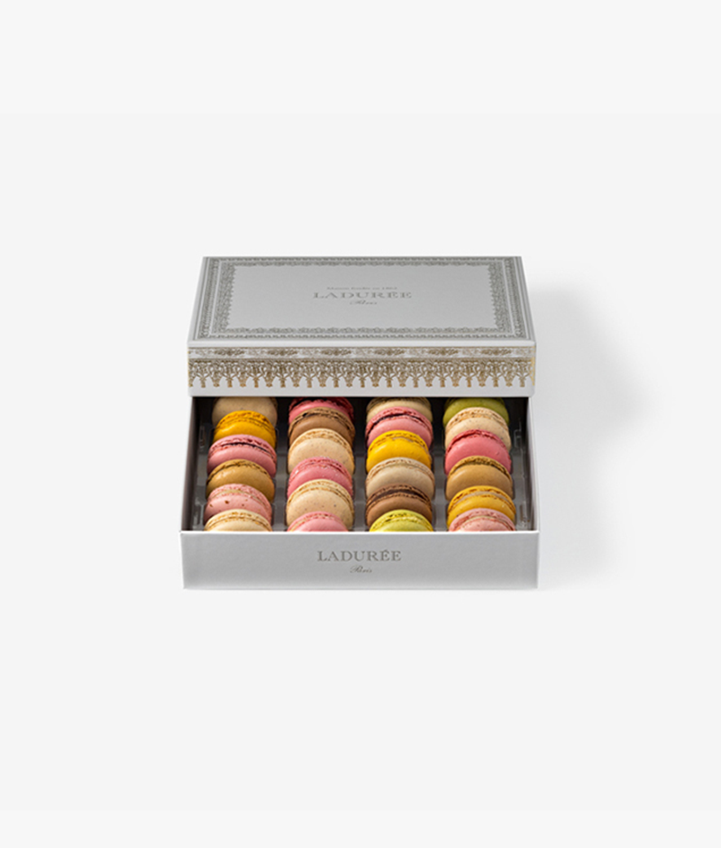 Box of 24 gray macaroons adorned with a silver frieze in homage to Napoleon III.