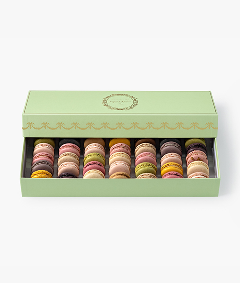 This great classic from the House is the perfect box to start a collection of our most beautiful Ladurée boxes. A box of macarons available in several formats.