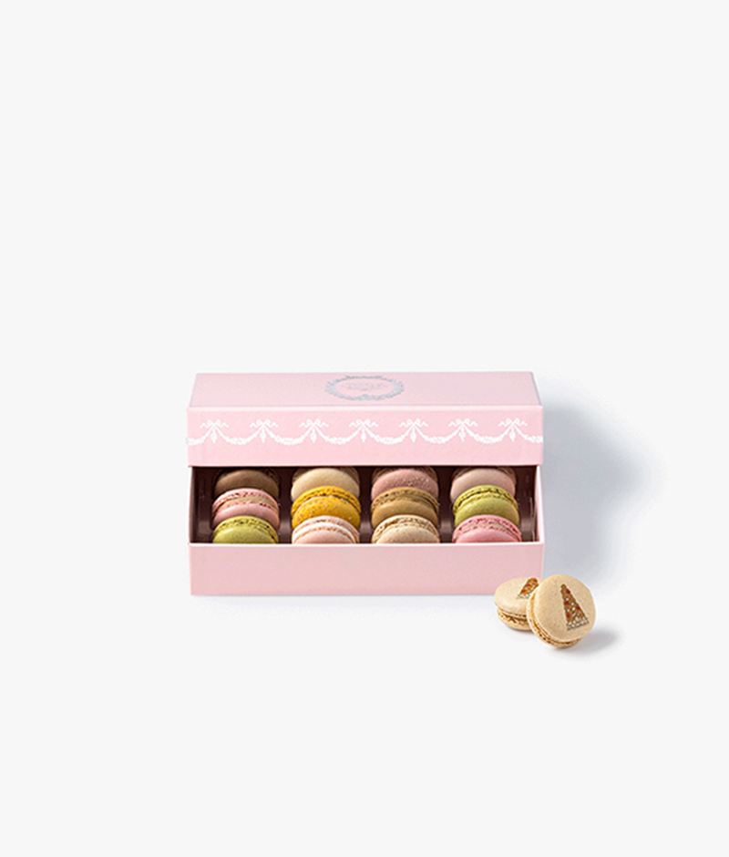 Celebrating a birth? A happy couple to congratulate? Celebrate the occasion with our box of 12 macarons featuring the Maison's iconic fragrances, three of which are beautifully decorated.