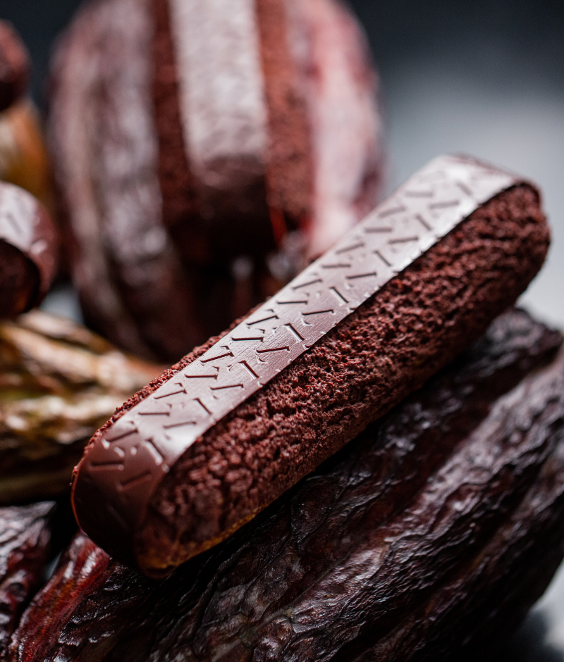 Découvrez notre éclair gourmand garni d'une crème pâtissière au chocolat. Crédits photo : Pierre Monetta.