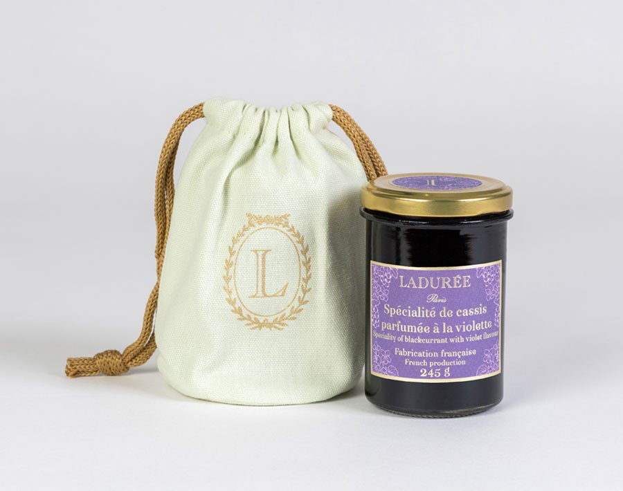 Pot de confiture spécialité de cassis parfumée à la violette avec son pochon