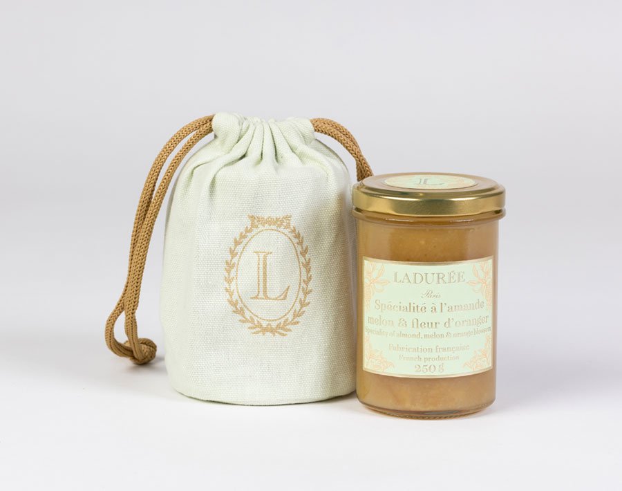 Pot de confiture spécialité à l'amande, melon et fleur d'oranger Pot de confiture spécialité à l'amande, melon et fleur d'oranger avec son pochon